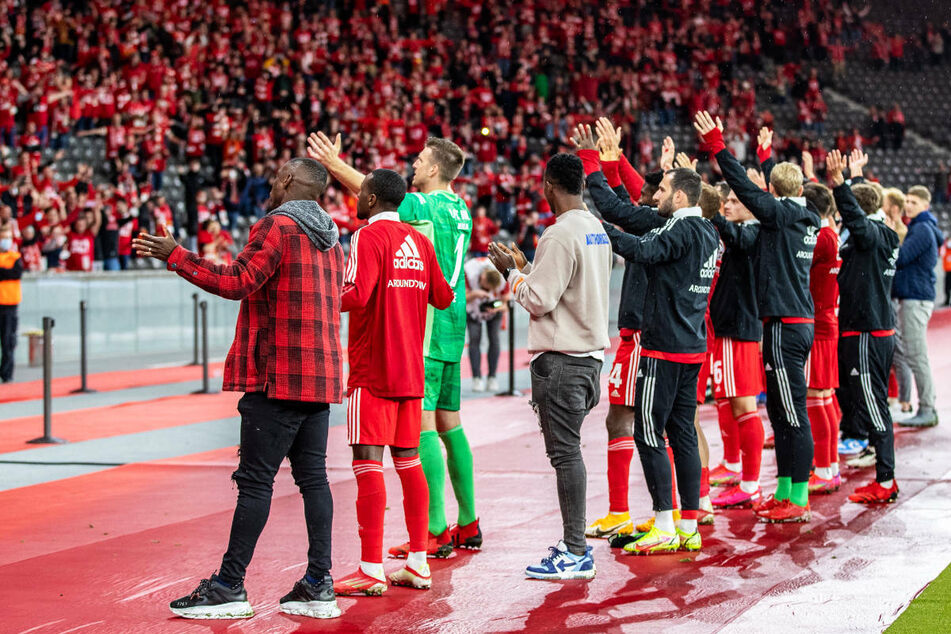 Nach dem geglückten Einzug in die Gruppenphase der UEFA Conference League feiern die Spieler von Union Berlin mit ihren Fans im Berliner Olympiastadion.