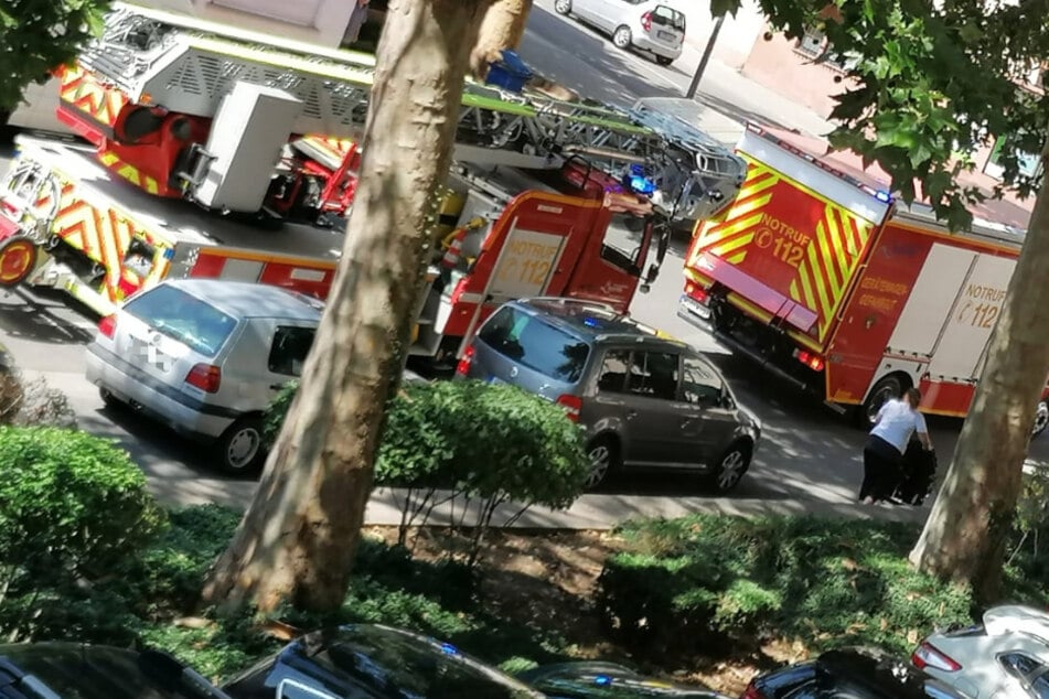Das Foto zeigt Einsatzfahrzeuge der Feuerwehr am Dienstag in Worms.