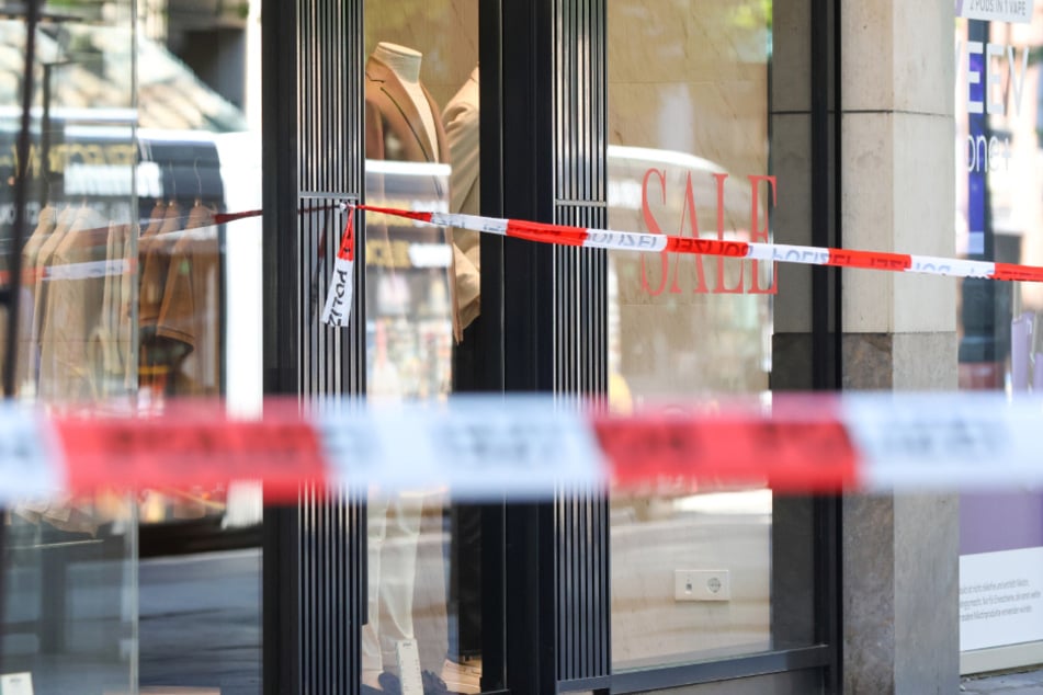 Explosion mitten in Hamburger Innenstadt: Mehrere Männer im Auto auf der Flucht