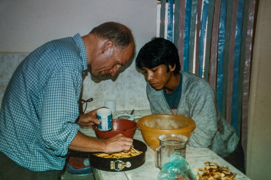 Sozialarbeit mit Streuseln: 2004 backt Bruder Andreas gemeinsam mit Jugendlichen aus Bolivien Apfelkuchen, um sie von der Straße zu holen.