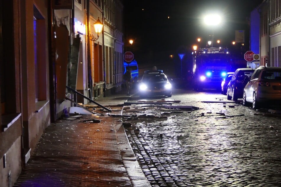 Die Trümmer des Gebäudes wurden über die gesamte Straße geschleudert.