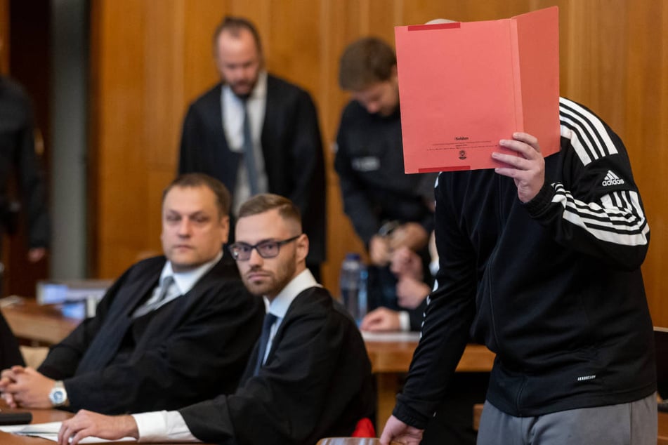 Der 19-jährige Hauptangeklagte hat die Tat zum Prozessauftakt in Schweinfurt gestanden.
