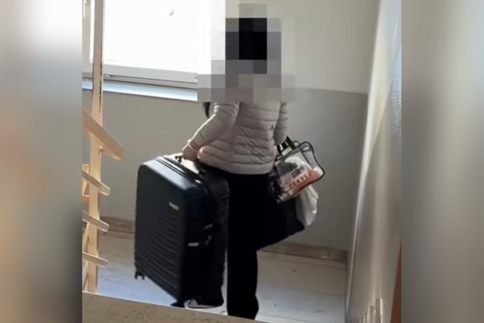 Die Dame schlug ihm zunächst die Tür vor der Nase zu, verließ die Wohnung kurze Zeit später jedoch.