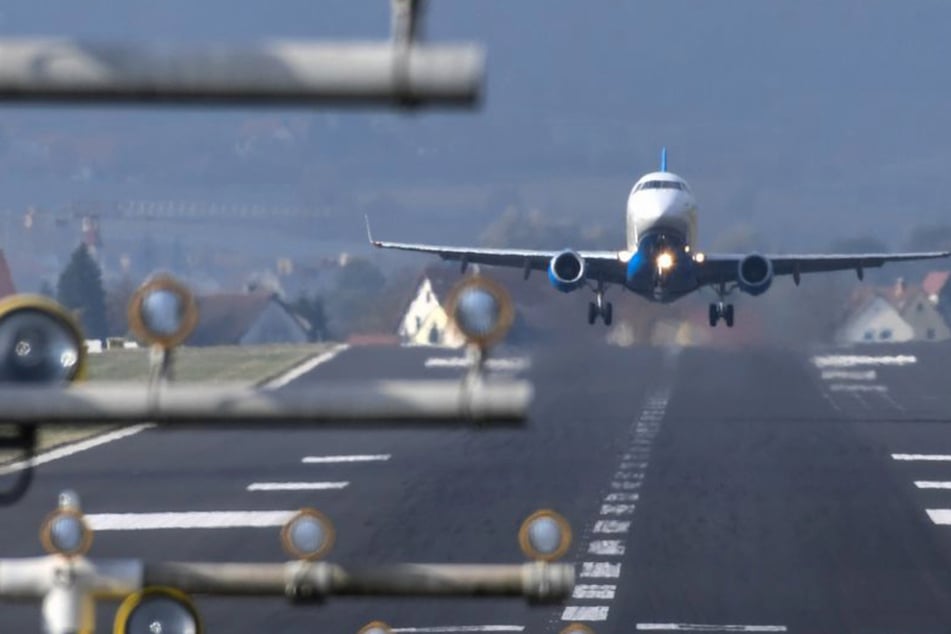 Urlaubsflieger kracht vor Start in Feuerwehrauto: 300.000 Euro Schaden und Pizza als Trost für 189 Passagiere