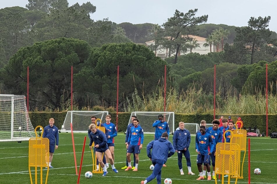 Mit milden 16 Grad, aber Dauerregen wurden die RB-Profis am Samstag auf dem Platz begrüßt.