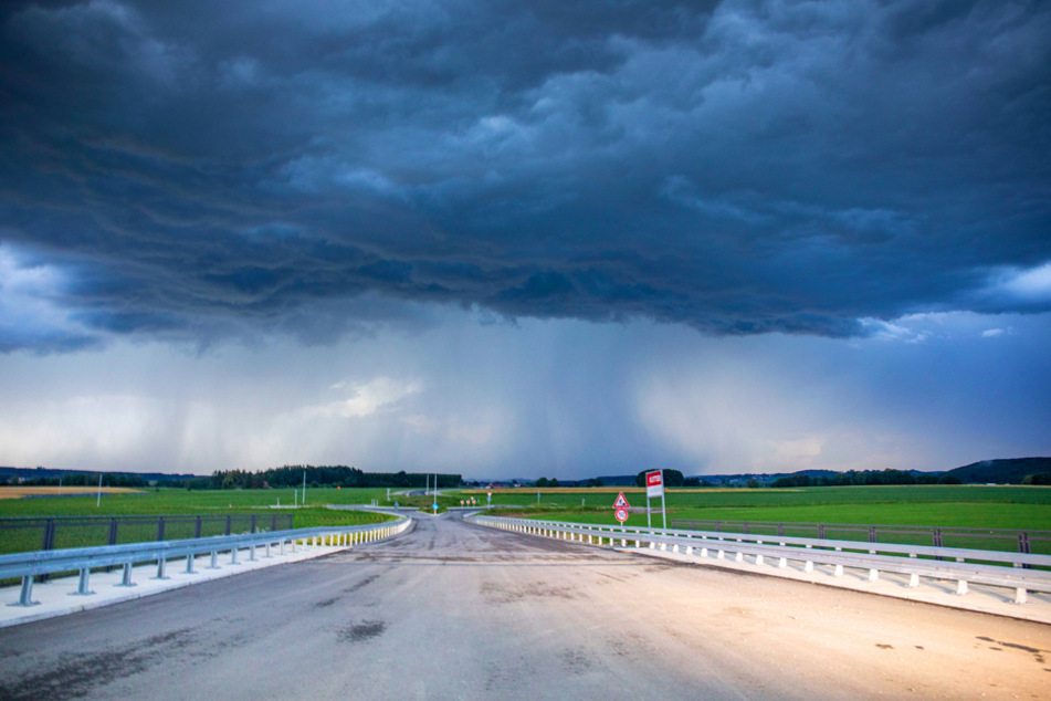 Ein Unwetter zieht am Abend in Erkheim auf. Die Folgen sorgten für zahlreiche Rettungseinsätze.