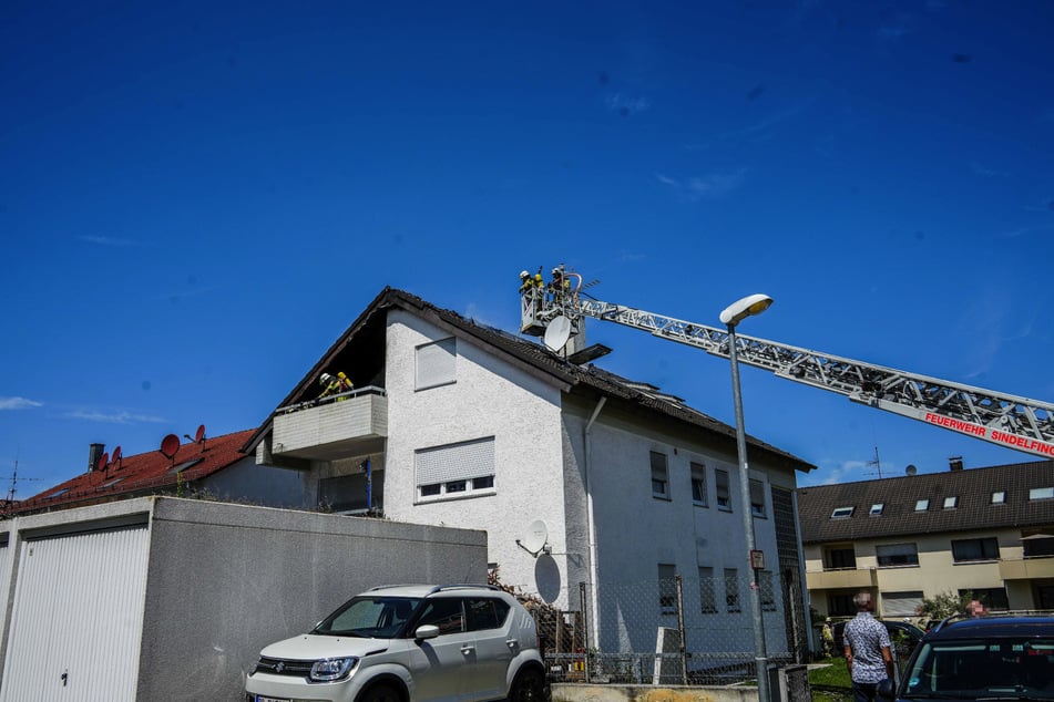 In Sindelfingen rückte die Feuerwehr aus, um ein Wohnhaus zu löschen.