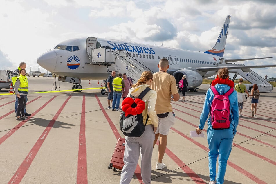 Hurra, endlich Urlaub: Vor den Ferien am Sonnenstrand steht den Passagieren ein dreistündiger Flug nach Antalya bevor.