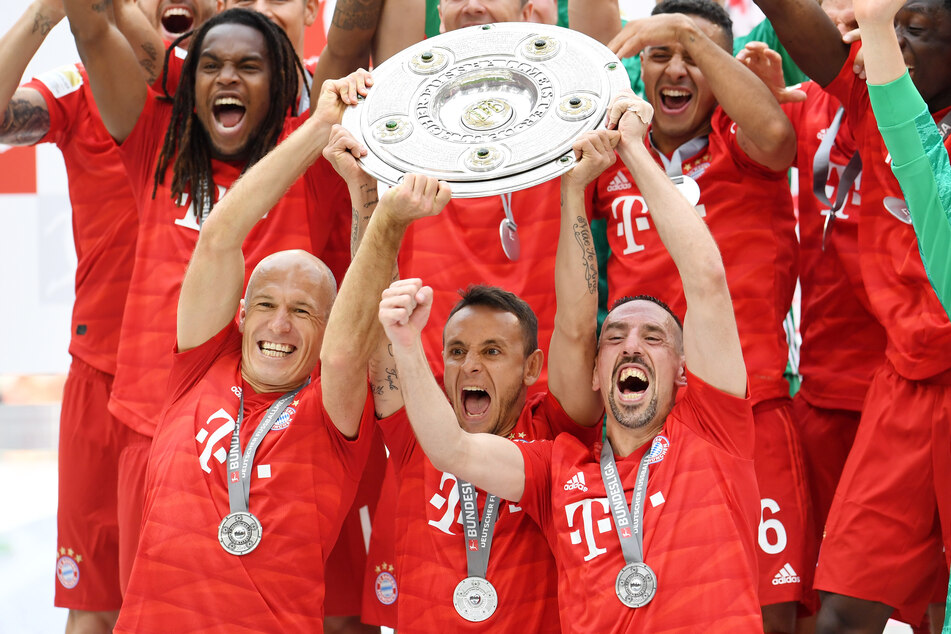 So hat man ihn in bester Erinnerung: Titel, Tore und bittere Tränen zum Abschied: Arjen Robben (u. l.) durfte mit den Bayern insgesamt acht Meisterschaften bejubeln. (Archivbild)