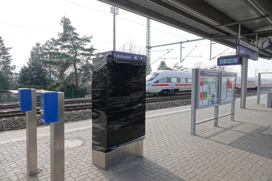 Noch konnte nicht geklärt werden, ob die Vandalen überhaupt etwas aus dem Fahrkartenautomaten stehlen konnten.