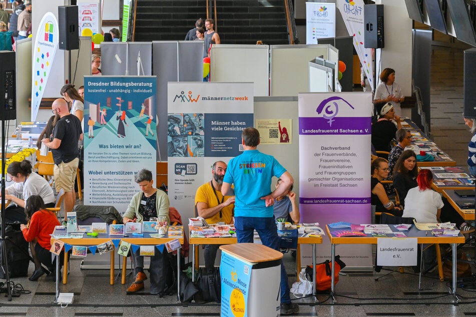 Schon gleich nach der Eröffnung am gestrigen Donnerstag um elf Uhr tummelten sich die Beratungsfreudigen im Erdgeschoss des Kulturpalastes.
