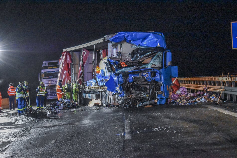 Unfall A6: Getränkelaster fährt in Autotransporter: Eine Million Euro Schaden