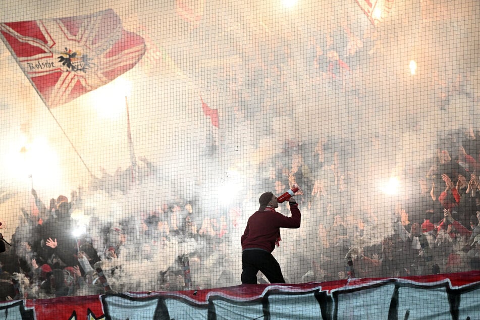 Vor dem Anpfiff schossen die Ultras des 1. FC Köln zahlreiche Leuchtraketen in den Himmel.