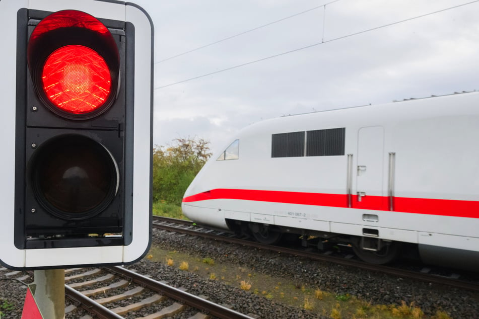 Fernverkehrsreisende müssen sich über Bahn.de im DB Navigator oder über die telefonische Reiseauskunft informieren, ob sie ihren Zug-Trip wie geplant antreten können. (Archivbild)