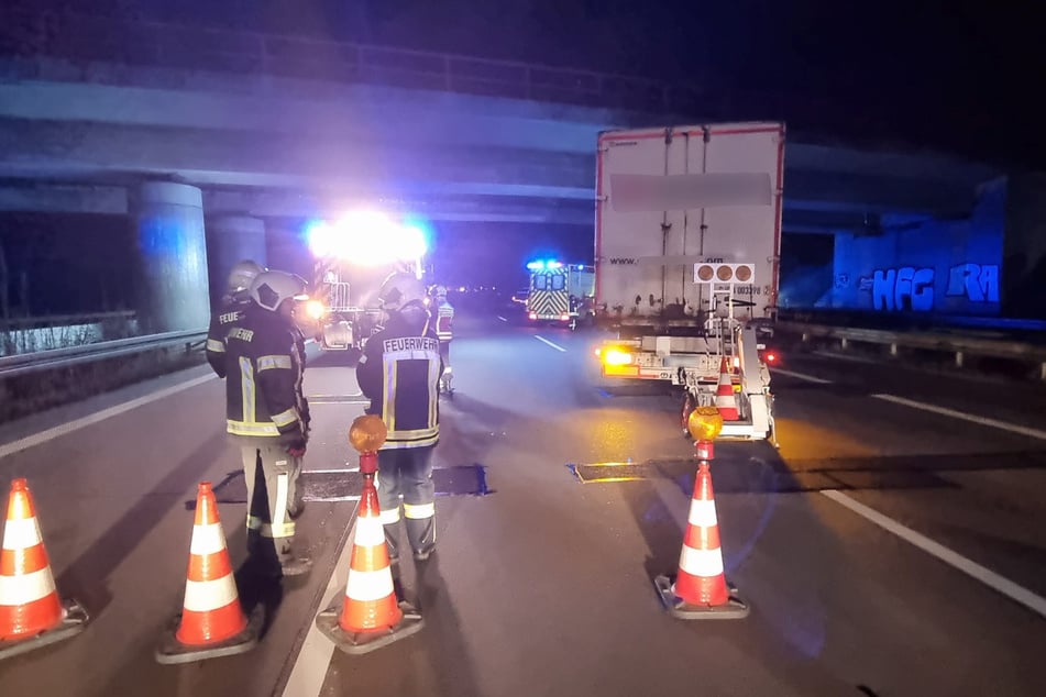 Die Einsatzkräfte sperrten alle Richtungsfahrbahnen.