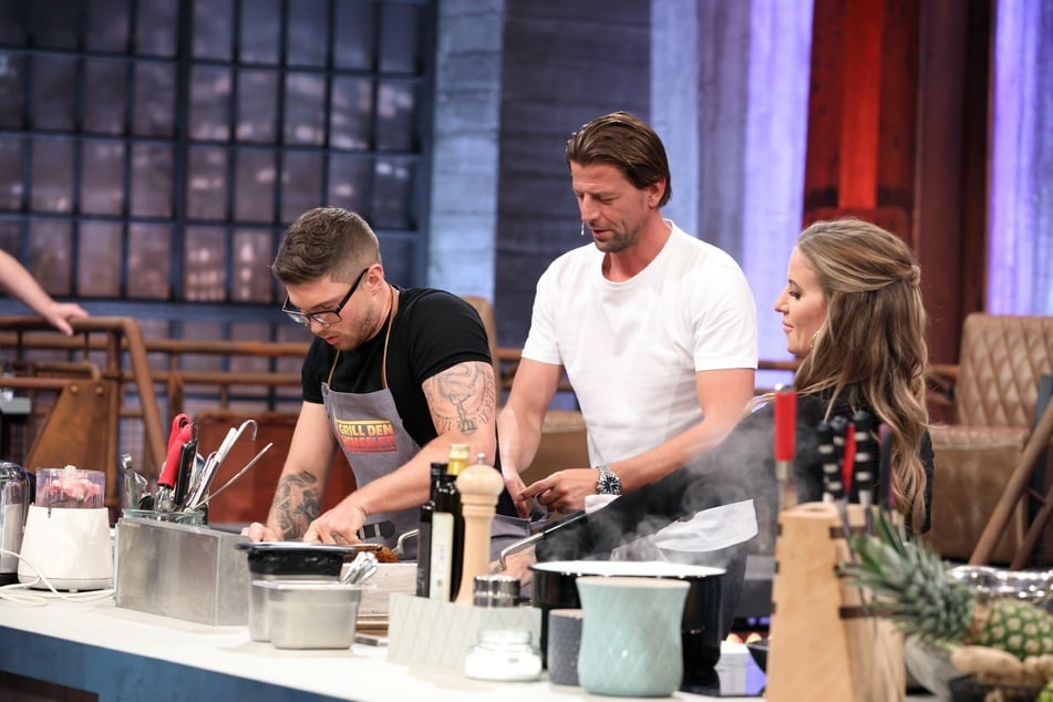 Joey Heindle (l.), Roman Weidenfeller und Charlotte Würdig sind bei "Grill den Henssler" zu Gast.