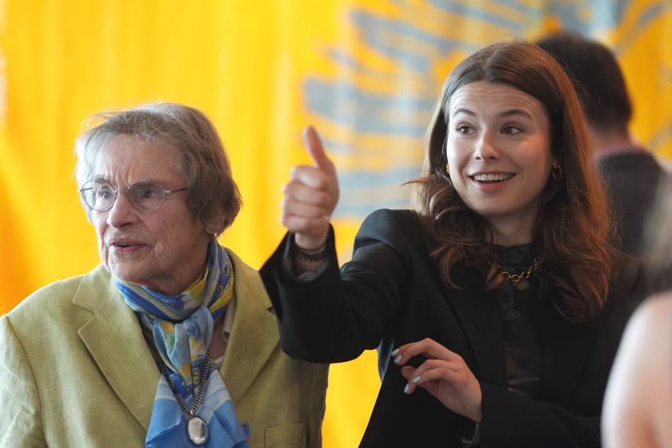 Klimaaktivistin Luisa Neubauer (28, r.) mit ihrer Großmutter Dagmar Reemtsma bei ihrer Auszeichnung zur Ehren-Alster-Schleusenwärterin.