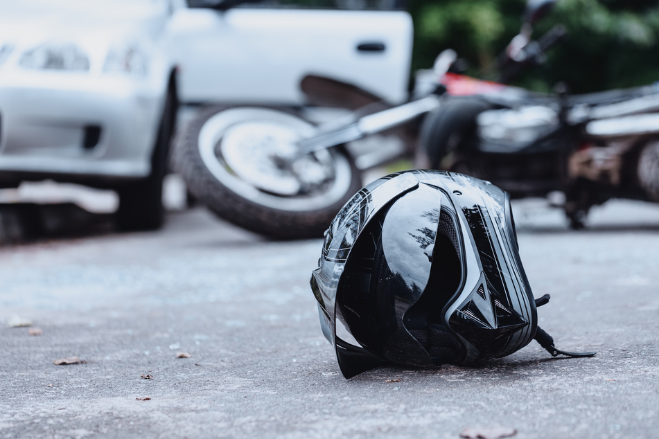 Der Biker wurde bei dem Unfall schwer verletzt. (Symbolbild)