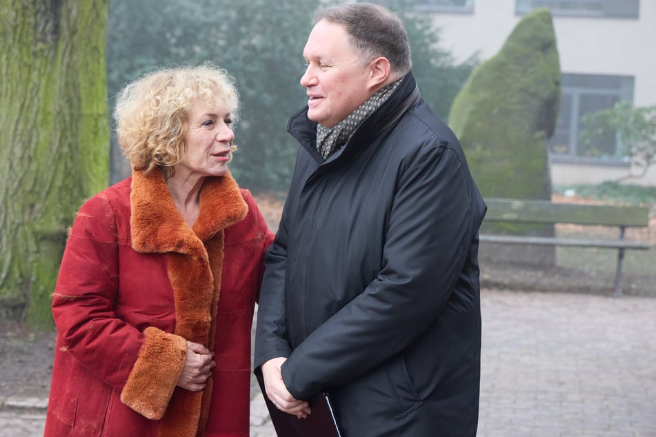 Nina Hoger (63), Tochter von Hannelore Hoger, zusammen mit Senator Carsten Brosda (50, SPD), auf dem Weg zur Trauerfeier.