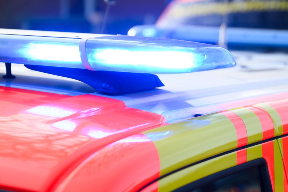 Die Rettungskräfte brachten den Jungen (†10) noch in ein Krankenhaus, dort verstarb er jedoch einen Tag nach dem schrecklichen Unfall. (Symbolbild)