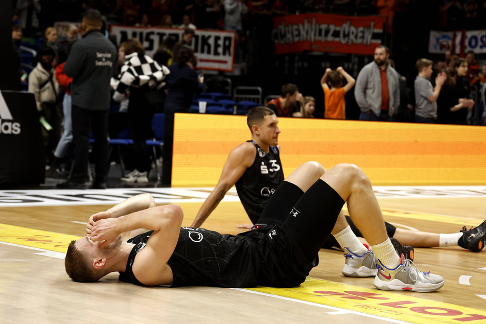 Die Niners sind am Boden, wirken ratlos wie Marko Filipovity (26, hi.) nach der Niederlage in Berlin.