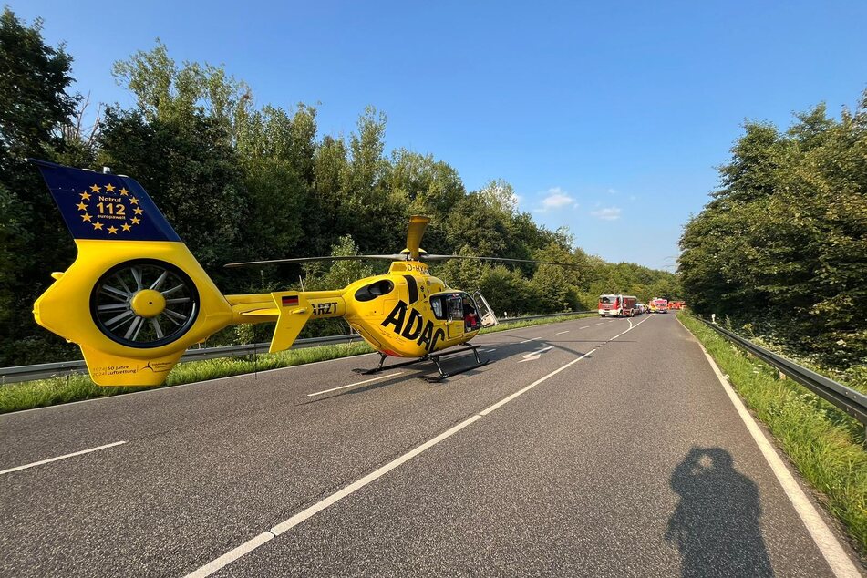 Ein Rettungshubschrauber des ADAC flog den schwer verletzten Motorradfahrer in eine Klinik.