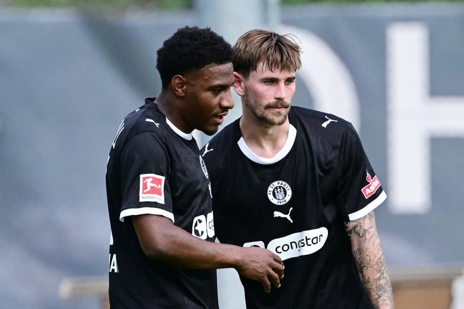 Oladapo Afolayan (28, l.) und Connor Metcalfe (26) gehören beim FC St. Pauli im Winter zu den Wechselkandidaten.