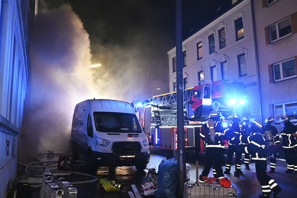 Hamburg: Feuer in Mehrfamilienhaus: Bewohner vom Rauch eingeschlossen
