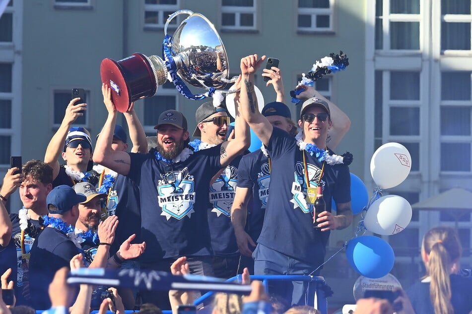 Auf der Meisterfeier präsentierten die Eislöwen ihren Fans den Pokal bereits aus der Ferne.