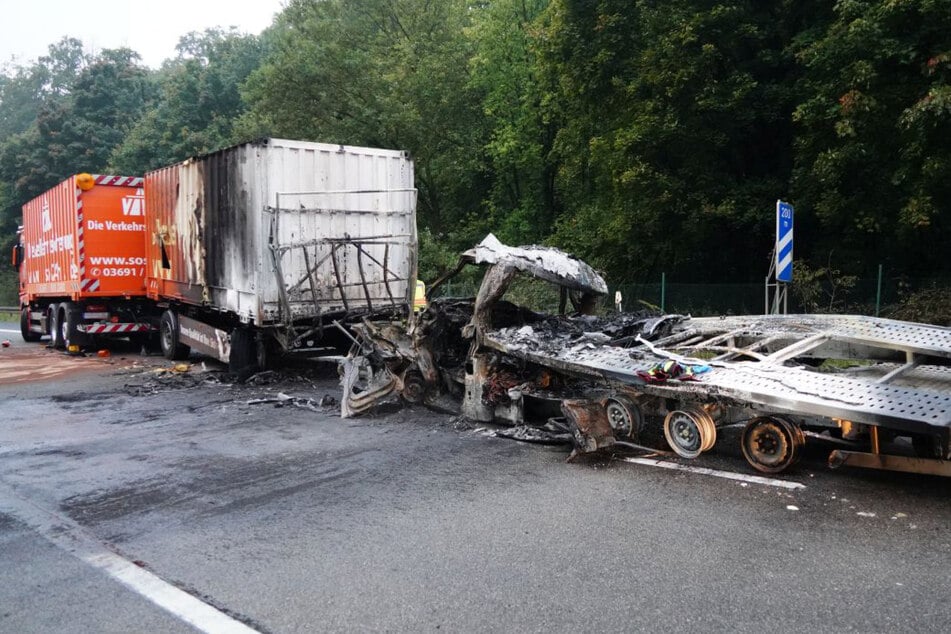 Der Kleintransporter raste von hinten in den absichernden Baustellenlastwagen samt Anhänger hinein.