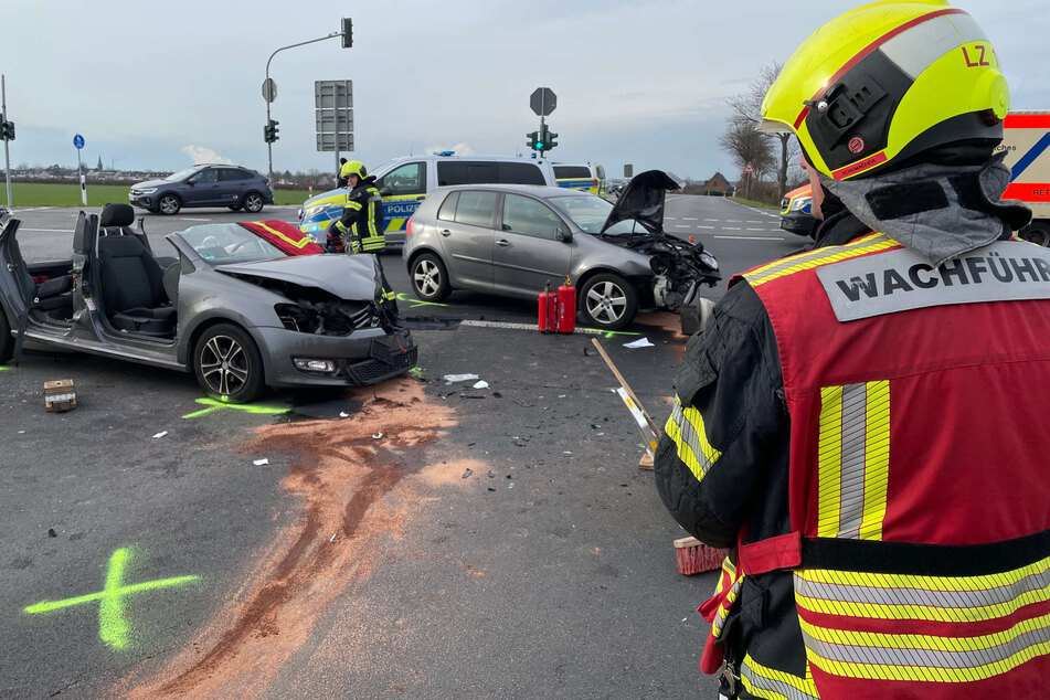 Schwerer Unfall auf Kreuzung: Wagen prallen zusammen, Feuerwehr muss Autodach entfernen