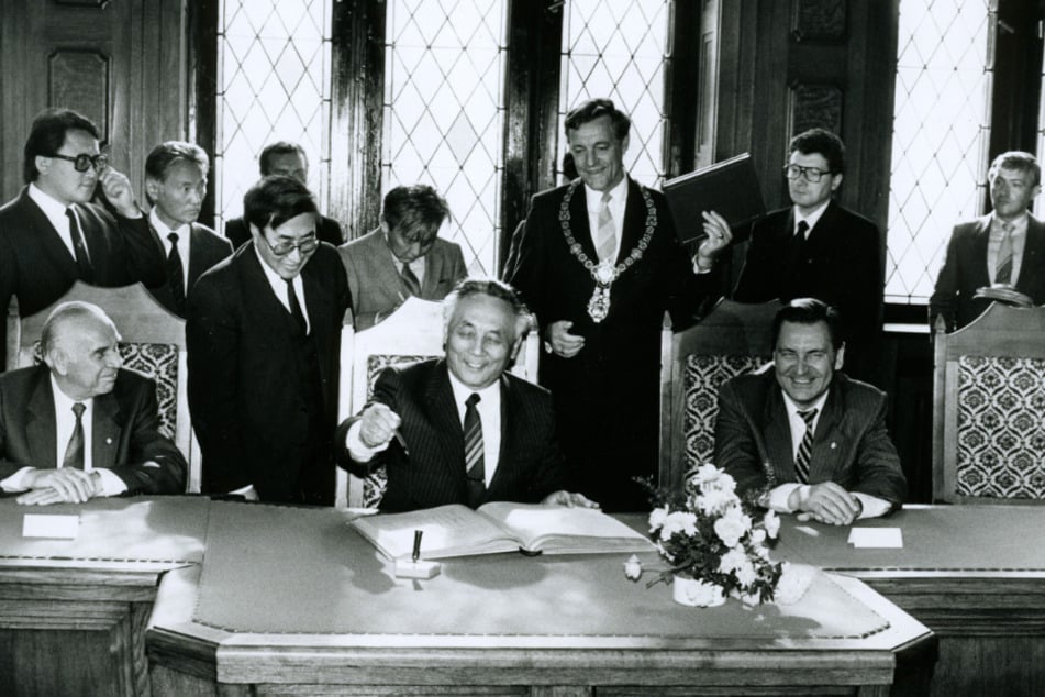 Zu DDR-Zeiten wurde die Kette sehr selten getragen: hier 1988 von Eberhard Langer, der 1986–1990 OB von Karl-Marx-Stadt war.