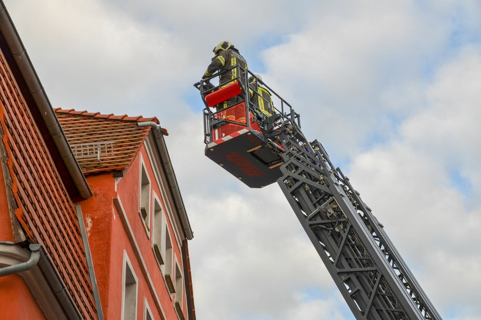 An einem angrenzenden Wohnhaus wurden gleich noch lose Dachziegel beseitigt.