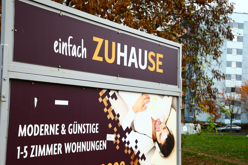 Eine Immobilienwerbetafel steht vor einem Wohnhaus. Nur wenige Thüringer haben die Möglichkeit genutzt, ihre Miete zu stunden.
