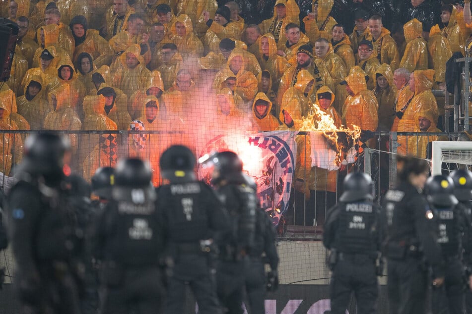In der Partie Dynamo Dresden gegen Hertha BSC im April musste das Spiel im Rudolf-Harbig-Stadion unterbrochen werden. Solche Szenen sollen sich künftig möglichst nicht wiederholen.