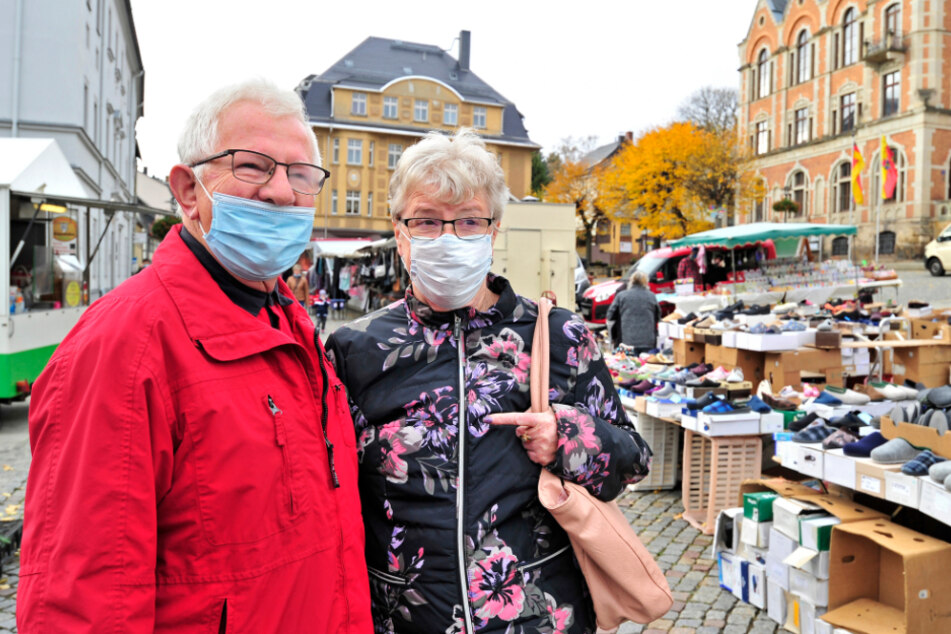 Ilona (76) und Egon Stölzel (78) sind auch auf dem Wochenmarkt in Stollberg doppelt vorsichtig. Sie reduzieren Kontakte und Freizeit.