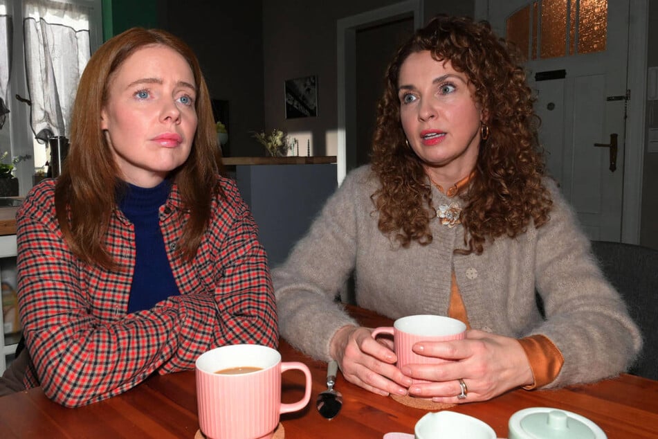 Toni (l.) sucht Rat bei ihrer Mutter Nina.