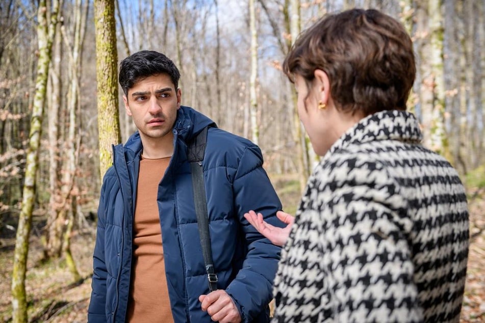 Leander (Marcel Zuschlag, 30) will Eleni (Dorothée Neff, 35) nicht sagen, warum er im Wald war.