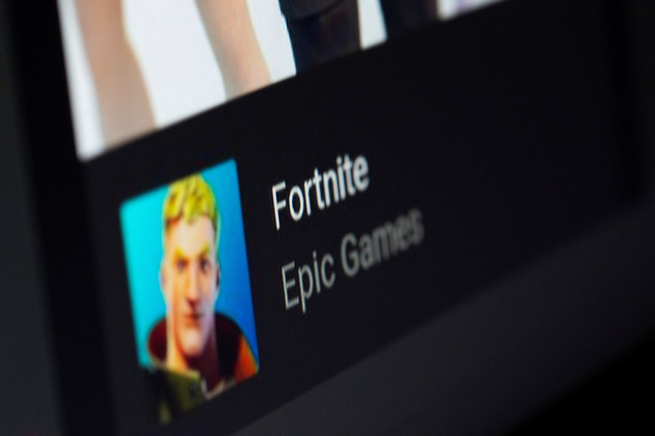 A Fortnite game is installing on an Android operating system.