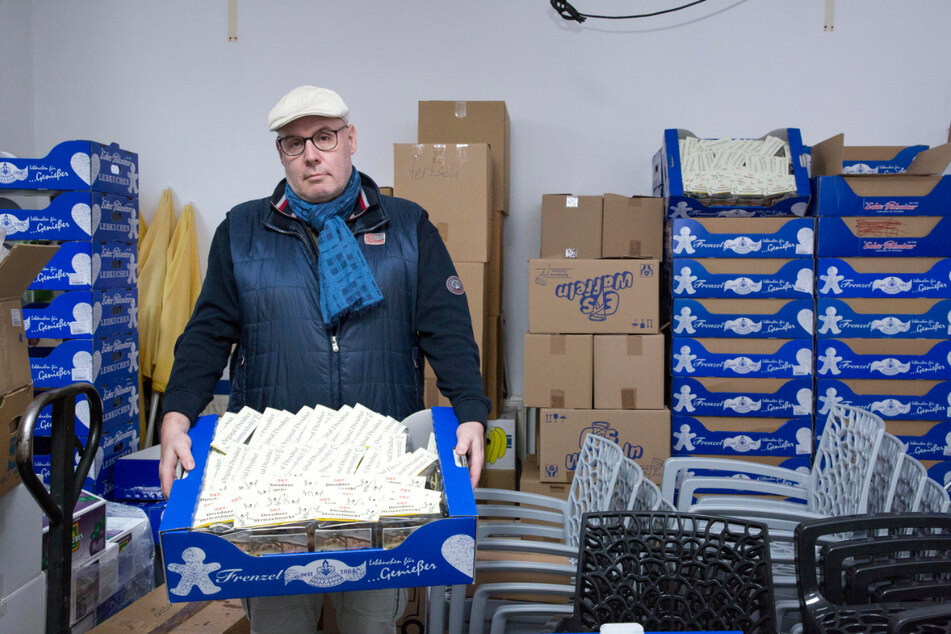 Weil tausende Pflaumentoffel nicht auf dem Striezelmarkt verkauft werden konnten, verschenkt sie Jörn Richter (51) heute und bittet um Spenden.