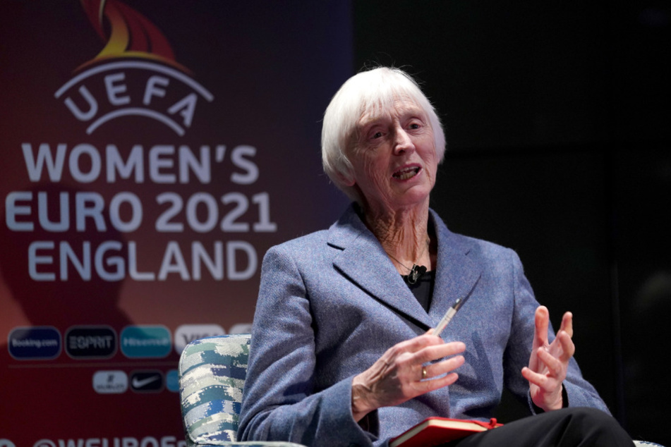 Direktorin des Frauenfußballs beim FA, Baroness Sue Campbell, sitzt vor dem Logo für die Frauen-EM 2021 in England.
