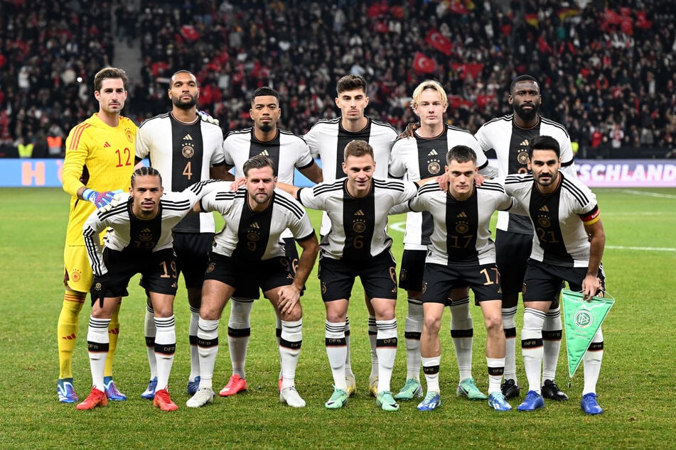 Deutschlands Fußball-Nationalmannschaft steht vor der Begegnung Deutschland - Türkei im November 2023 für ein Gruppenfoto zusammen.
