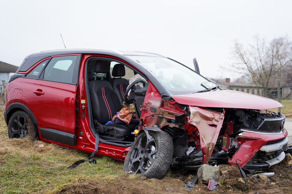 Die Fahrerin des Opel Crossland kam mit ihrem stark demolierten Auto auf einer Grundstückseinfahrt zum Stehen.