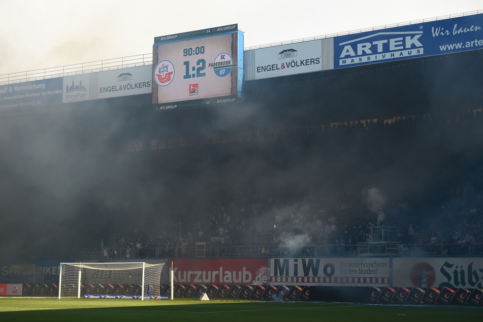 Die Hansa-Fans sorgten kurz vor dem Spielende mit Feuerwerkskörpern und reichlich schwarzem Rauch für eine Unterbrechung.