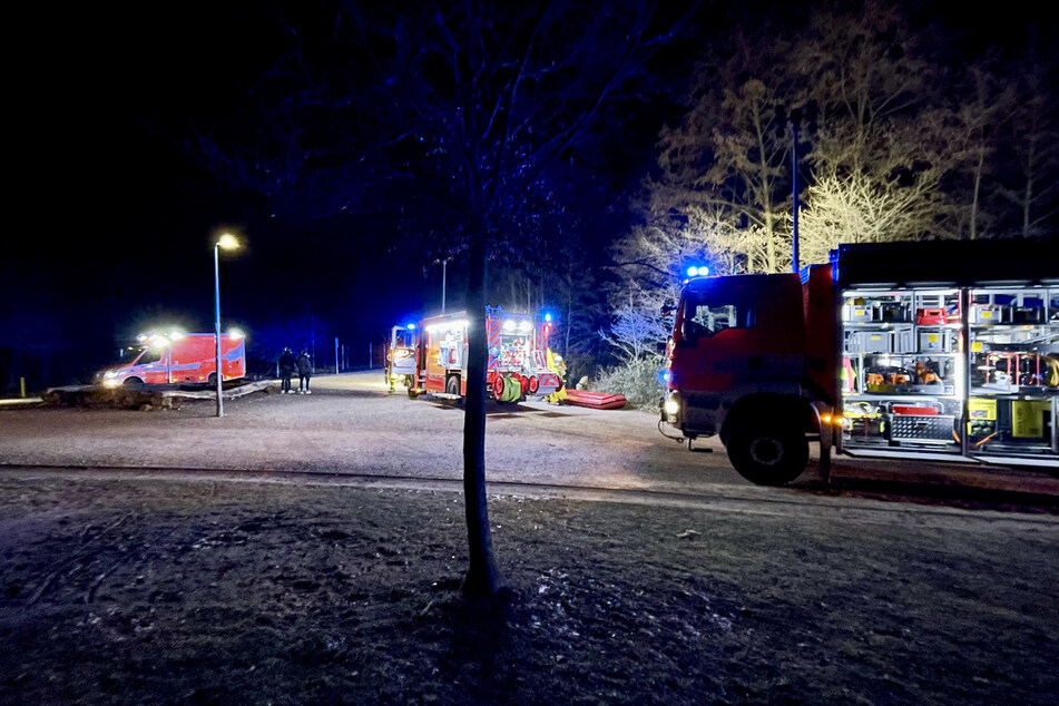 Die Feuerwehr musste in Bergisch Gladbach ausrücken, um einen Jugendlichen aus dem eisigen Bensberger See zu retten.