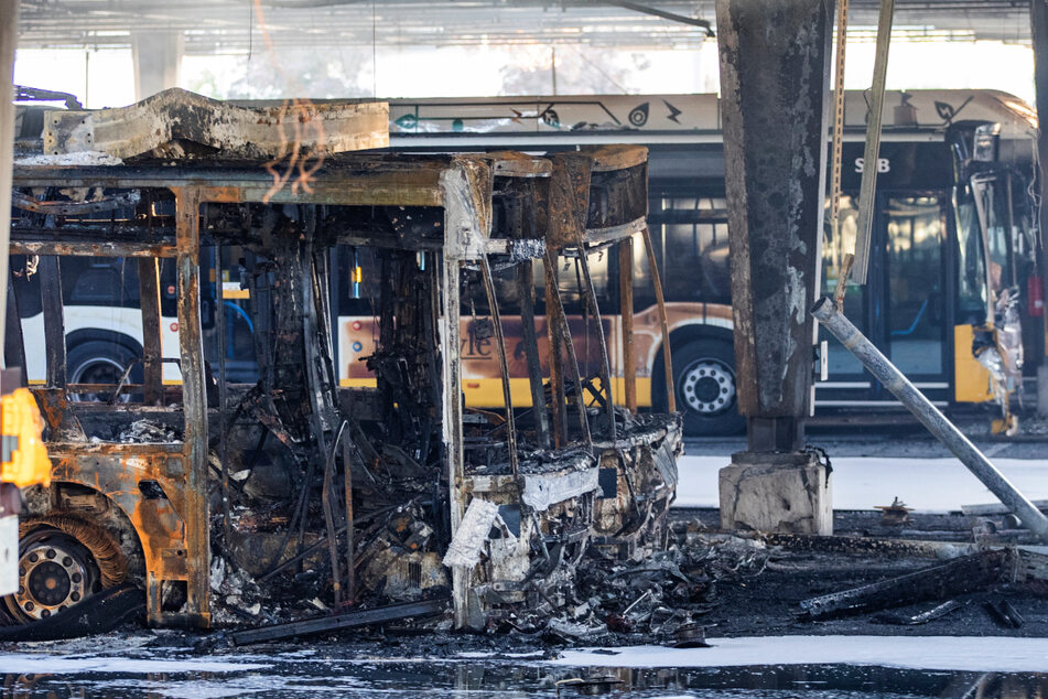 Drei Wochen nach dem Brand bei den Stuttgarter Verkehrsbetrieben haben erstmals Ermittler und Sachverständige einen Elektrobus aus der Nähe begutachtet, der im Fokus der Untersuchungen steht.