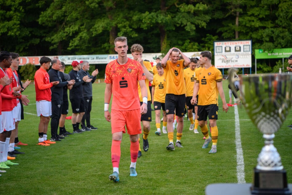 Torhüter Erik Herrmann (18, vorn) während der Siegerehrung nach dem Finale des Sachsenpokals in der U19 in Kamenz. Dynamo besiegte RB Leipzig mit 4:1.