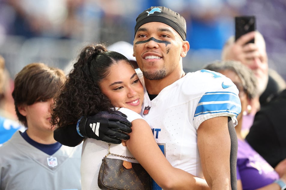 Das Paar ist seit zehn Jahren zusammen. Seit fünf Jahren ist St. Brown in der höchsten American-Football-Liga, der NFL.