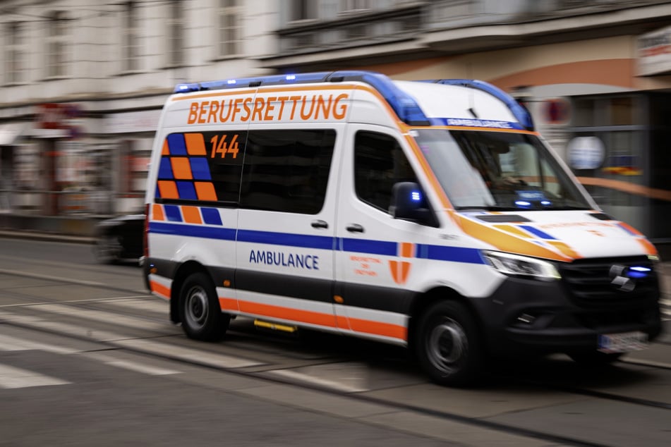 Ein Krankenwagen brachte die schwer verletzte 54-Jährige in ein Krankenhaus, in dem sie wenig später ihren Verletzungen erlag. (Symbolbild)