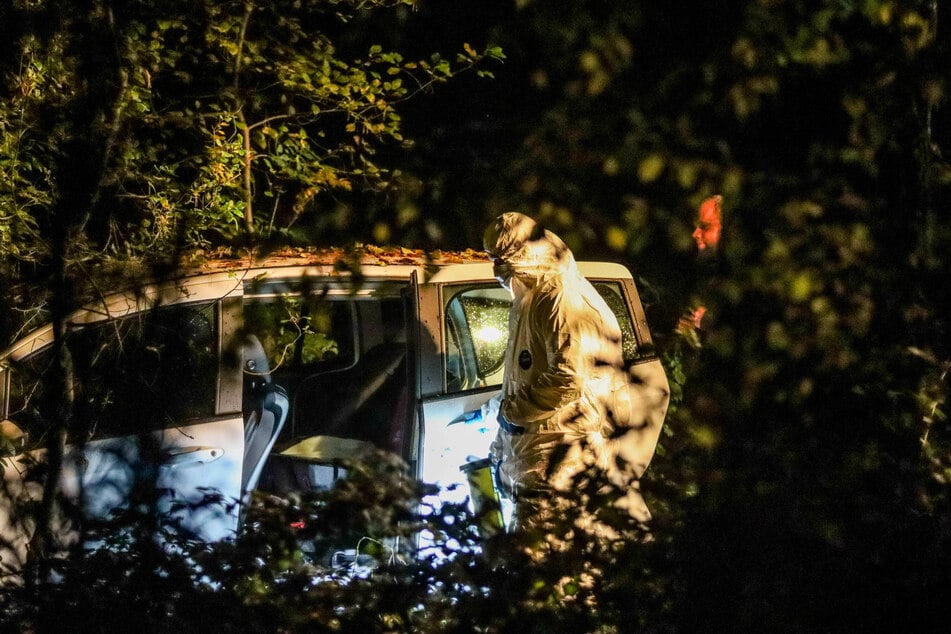 Die Leiche wurden in einem weißen Auto entdeckt.